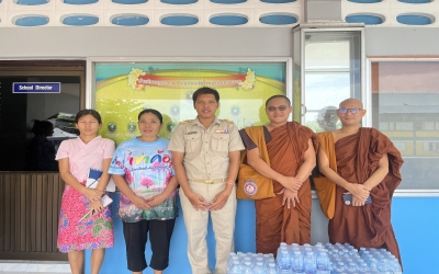 ขอขอบพระคุณหลวงพ่อ และผู้ปกครองทุกท่านที่ให้ความเมตตามอบน้ำดื่มแก่โรงเรียนวัดใหญ่จอมปราสาท